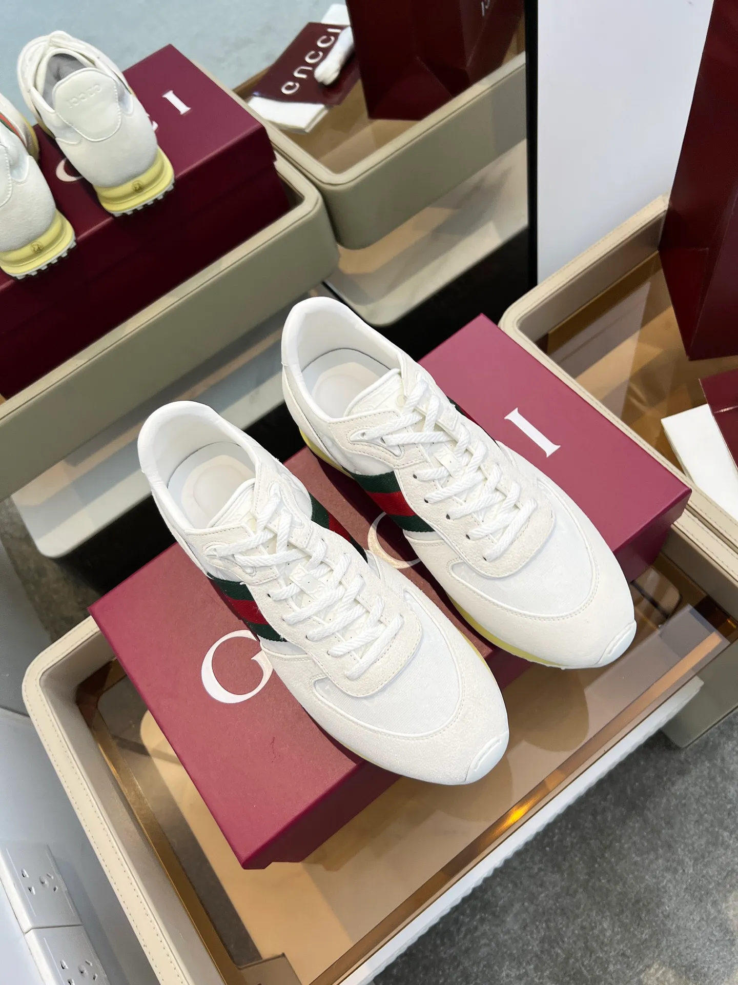 👟👟Ex-factory price 620👟👟 The design of Gucci's new casual shoes is simply amazing. The classic double G logo is matched with retro red and green webbing. It is fashionable and high-end. It is completely the top element in the fashion circle. It is highly recognizable when worn and keeps turning heads. 💯 The upper is soft and breathable, and the upper foot is comfortable! The soles are made of special cushioning material, so your feet won’t get tired no matter how much you walk. They are perfect for daily commuting, shopping, and traveling. Code number 40-45
